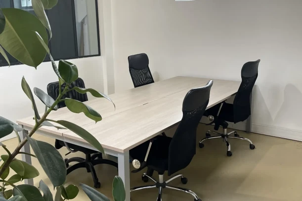 Open Space - 93100 - 4 postes - 130€