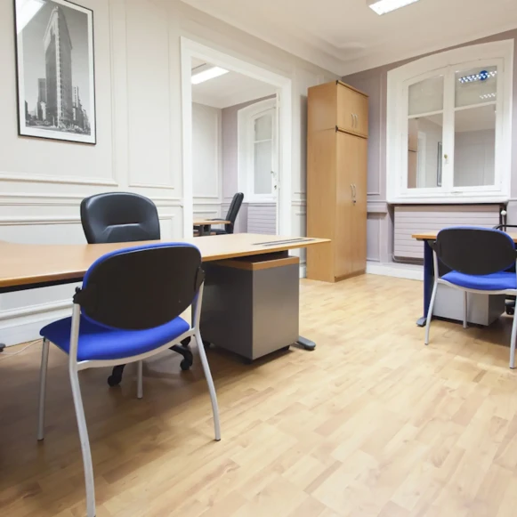 Bureau privé 30 m² 4 postes Location bureau Avenue Marceau Paris 75016 - photo 1