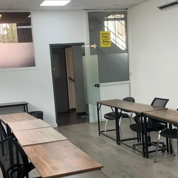Bureau privé 45 m² 14 postes Coworking Rue Rabelais Montreuil 93100 - photo 1