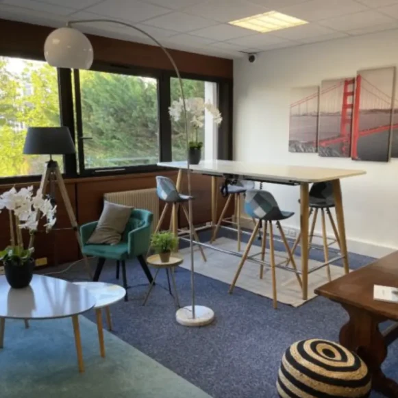 Bureau privé 28 m² 6 postes Coworking Rue Nieuport Vélizy-Villacoublay 78140 - photo 2