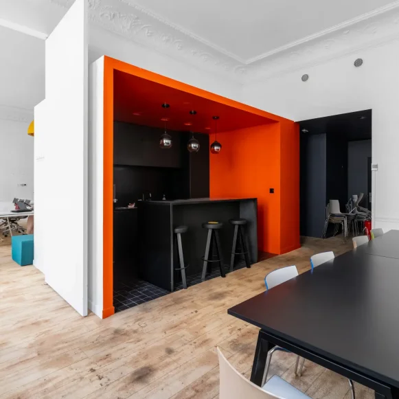 Bureau privé 343 m² 40 postes Location bureau Rue de Bassano Paris 75008 - photo 4