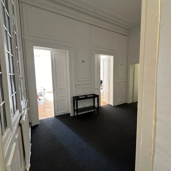 Bureau privé 25 m² 6 postes Location bureau Rue La Boétie Paris 75008 - photo 20