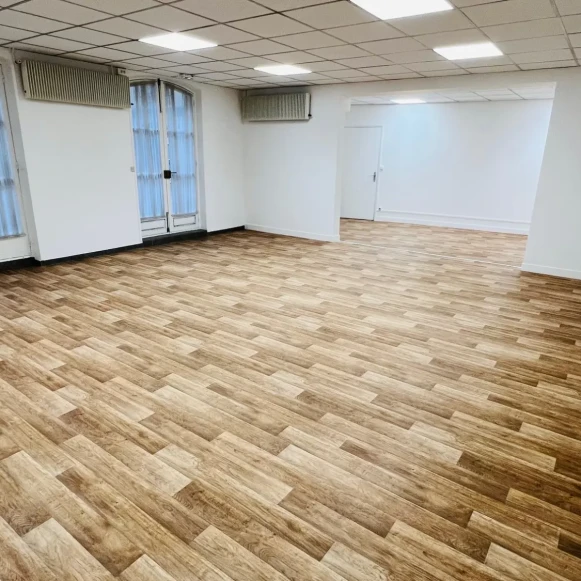 Espace indépendant 160 m² 26 postes Coworking Rue du Cloitre Notre-Dame Paris 75004 - photo 1