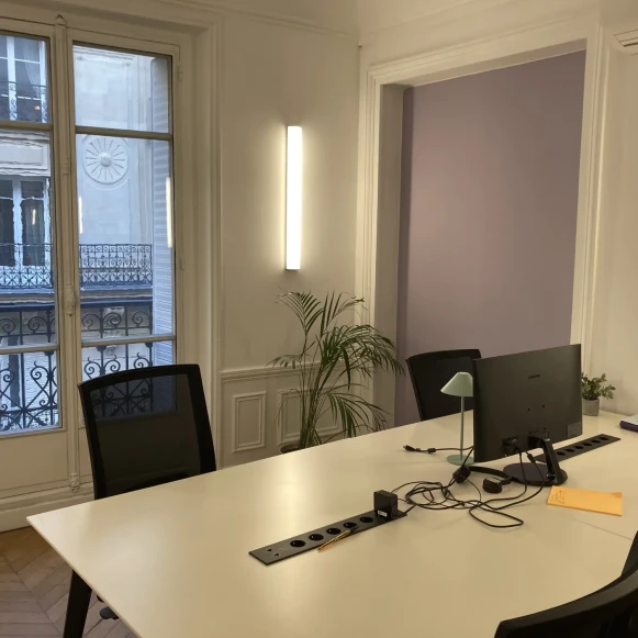 Bureau privé 24 m² 8 postes Coworking Rue de Mogador Paris 75009 - photo 3