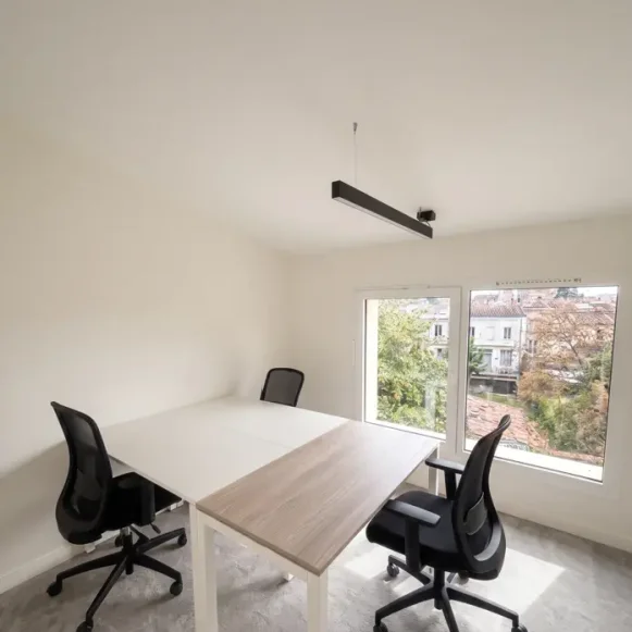 Bureau privé 10 m² 3 postes Coworking Rue Turenne Bordeaux 33000 - photo 1