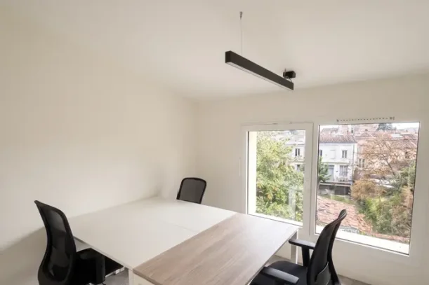 Bureau privé - 33000 - 3 postes - 1049€