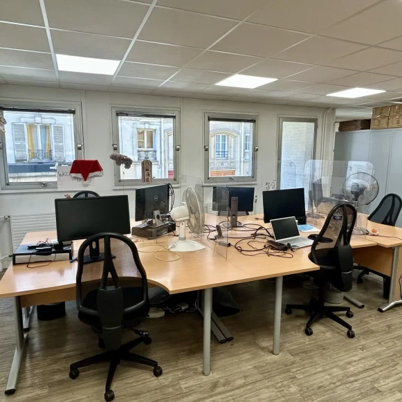 Espace indépendant 220 m² 30 postes Location bureau Rue Philippe de Girard Paris 75018 - photo 1