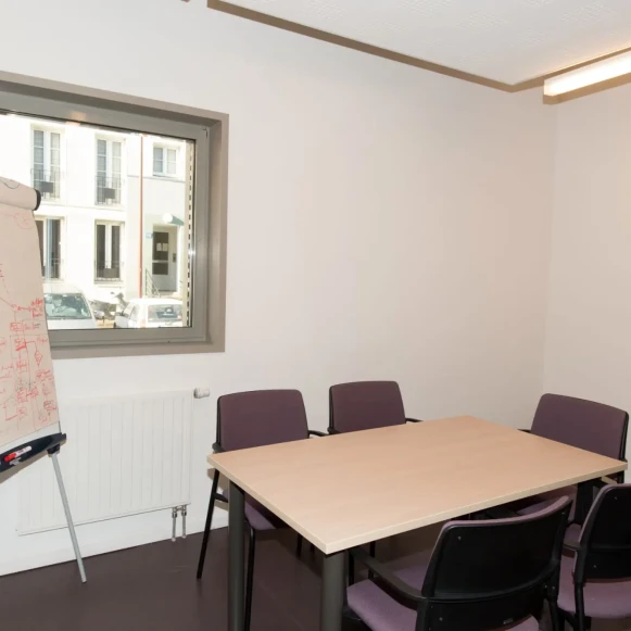 Bureau privé 12 m² 3 postes Location bureau Place de Touraine Versailles 78000 - photo 9
