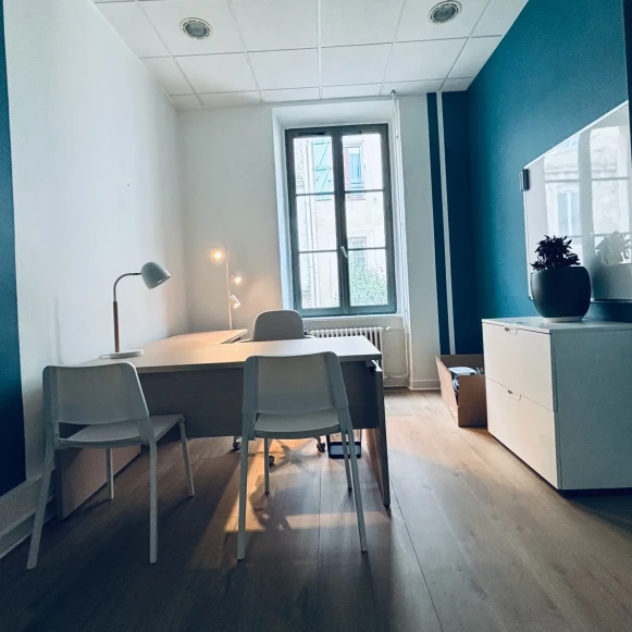 Bureau privé 11 m² 2 postes Location bureau Cours de la République Narbonne 11100 - photo 1