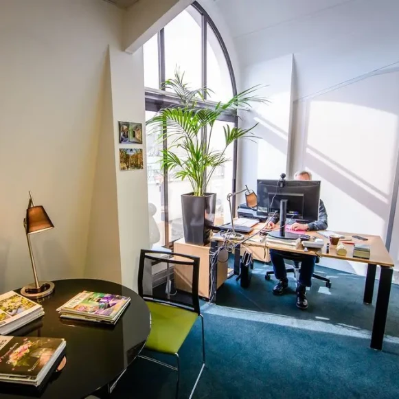 Bureau privé 16 m² 3 postes Coworking Rue des Petits Hôtels Paris 75010 - photo 1