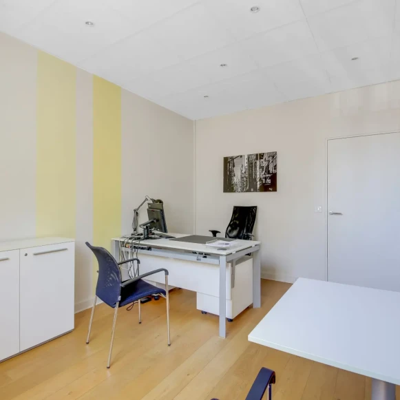 Bureau privé 14 m² 2 postes Coworking Rue Henri Rochefort Paris 75017 - photo 4