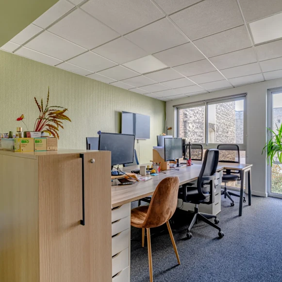 Bureau privé 20 m² 5 postes Coworking Rue de Rochechouart Paris 75009 - photo 1