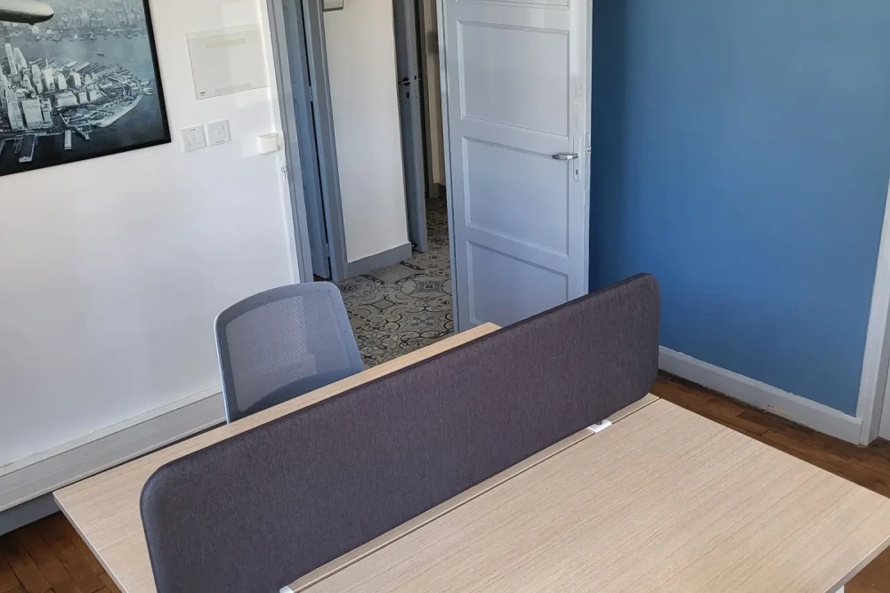 Bureau privé - 25000 - 2 postes - 500€