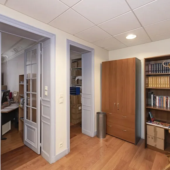 Espace indépendant 14 m² 2 postes Location bureau Rue du Four Paris 75006 - photo 2