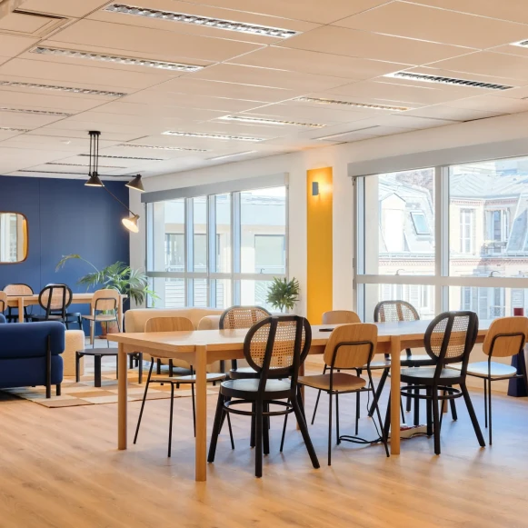 Bureau privé 18 m² 5 postes Coworking Rue de Sofia Paris 75018 - photo 12