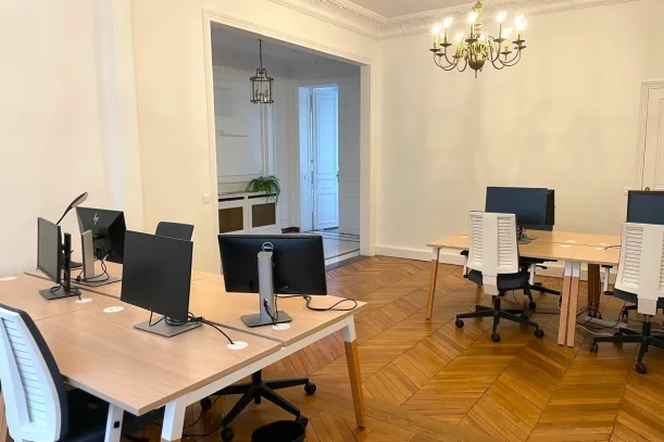 Open Space - 75008 - 8 postes - 450€