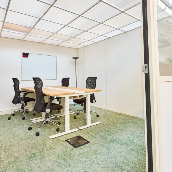 Bureau privé 13 m² 4 postes Location bureau Rue du Chemin Vert Paris 75011 - photo 1