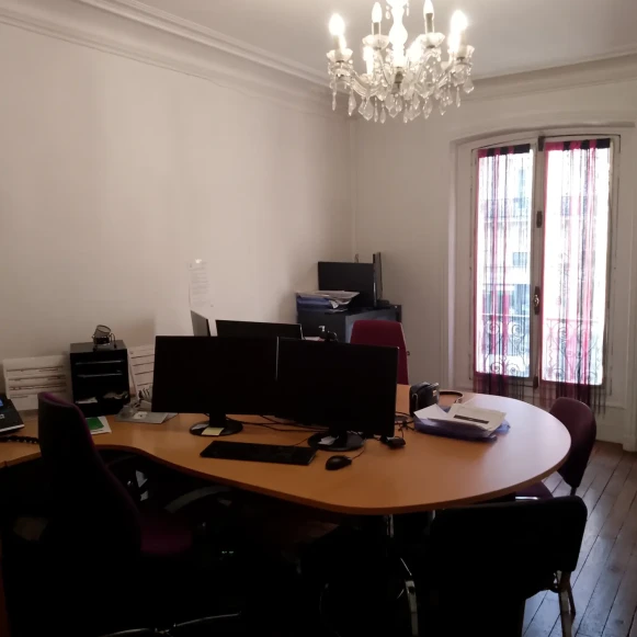 Bureau privé 18 m² 3 postes Location bureau Boulevard Voltaire Paris 75011 - photo 1