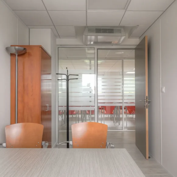 Bureau privé 10 m² 2 postes Coworking Cours Albert Thomas Lyon 69008 - photo 4