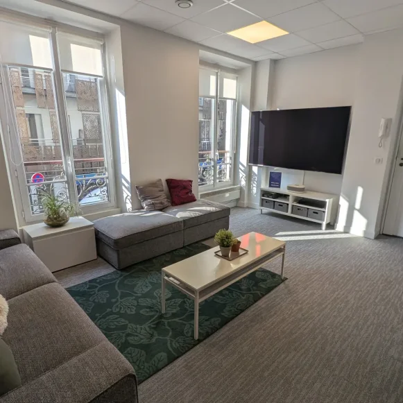Bureau privé 16 m² 4 postes Location bureau Rue de Turenne Paris 75004 - photo 3