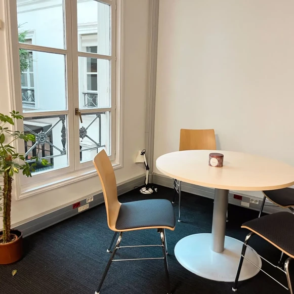 Bureau privé 16 m² 3 postes Coworking Rue Cambon Paris 75001 - photo 4