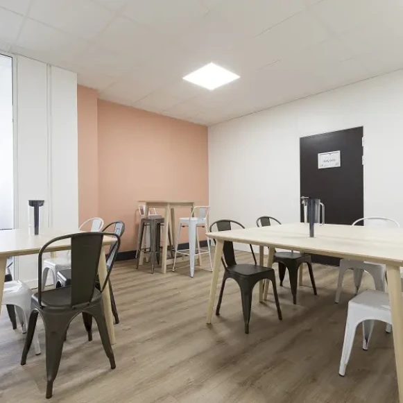 Bureau privé 28 m² 8 postes Coworking Rue Lortet Lyon 69007 - photo 3