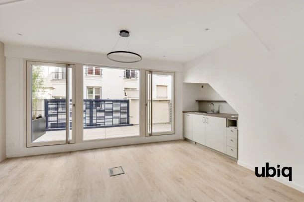 Espace indépendant - 75018 - 28 postes - 13330€