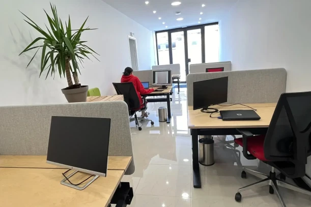 Open Space - 92370 - 7 postes - 190€