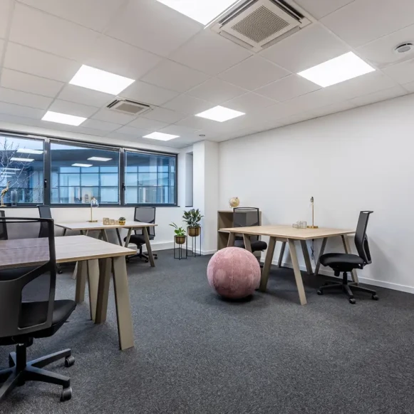 Bureau privé 27 m² 6 postes Coworking Rue Blaise Pascal Élancourt 78990 - photo 1