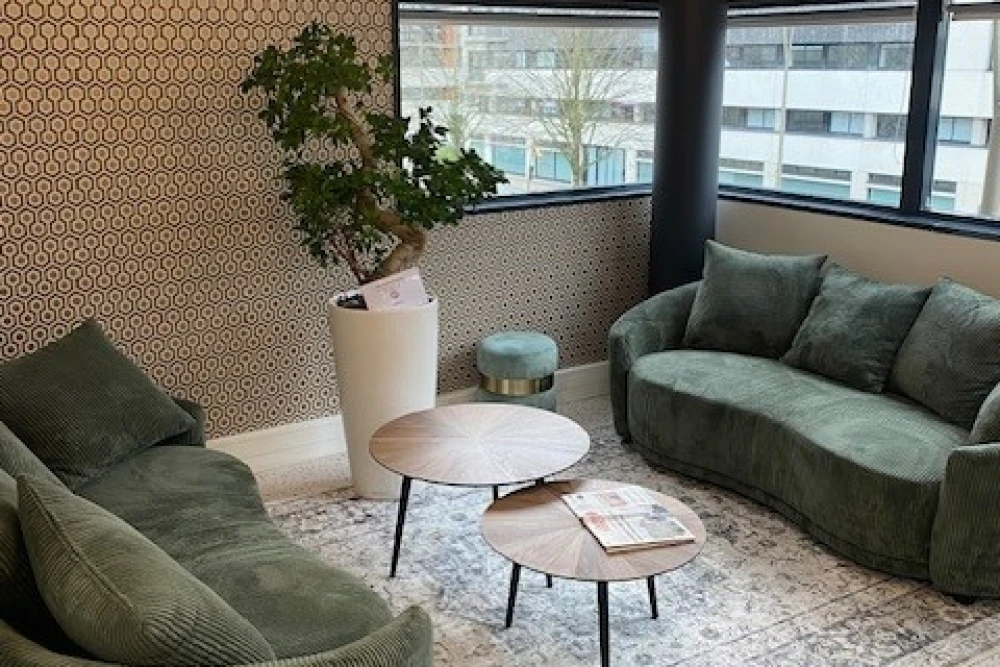 Open Space - 44000 - 5 postes - 240€
