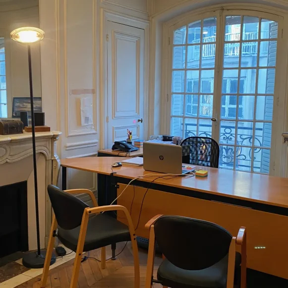 Bureau privé 12 m² 2 postes Location bureau Rue du Colisée Paris 75008 - photo 2