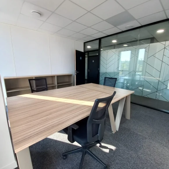 Bureau privé 15 m² 3 postes Coworking Rue du Château d'Orgemont Angers 49000 - photo 2