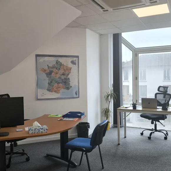 Bureau privé 18 m² 2 postes Location bureau Avenue de Lanessan Champagne-au-Mont-d'Or 69410 - photo 1