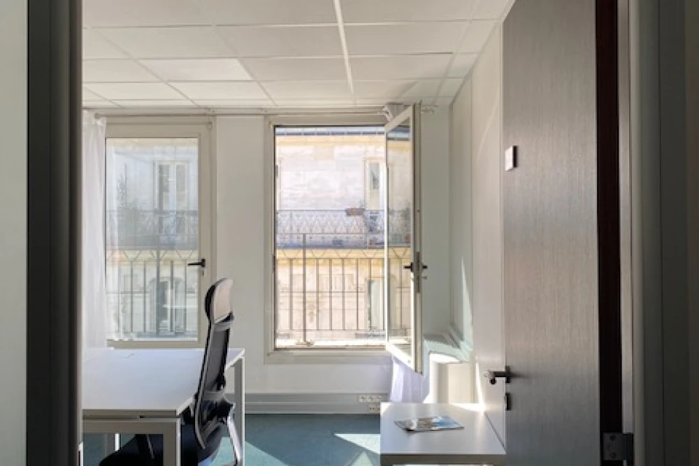 Bureau privé - 75010 - 3 postes - 2100€