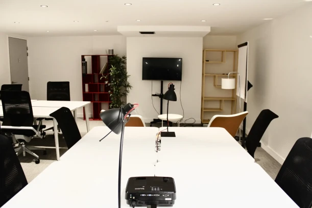 Bureau privé - 92200 - 24 postes - 8000€