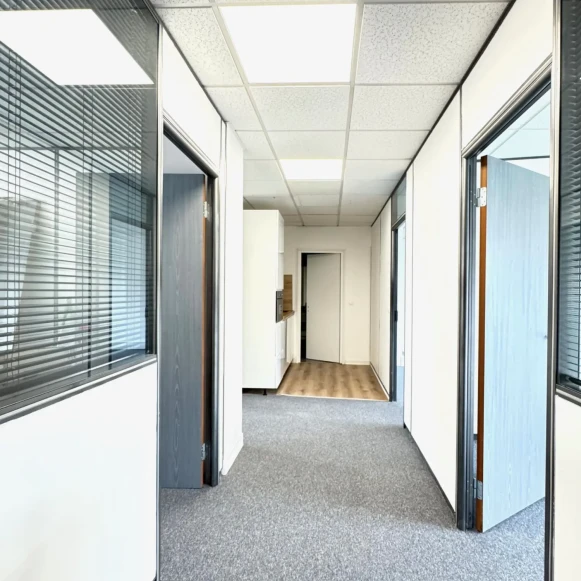 Bureau privé 93 m² 15 postes Location bureau Avenue Marceau Courbevoie 92400 - photo 5