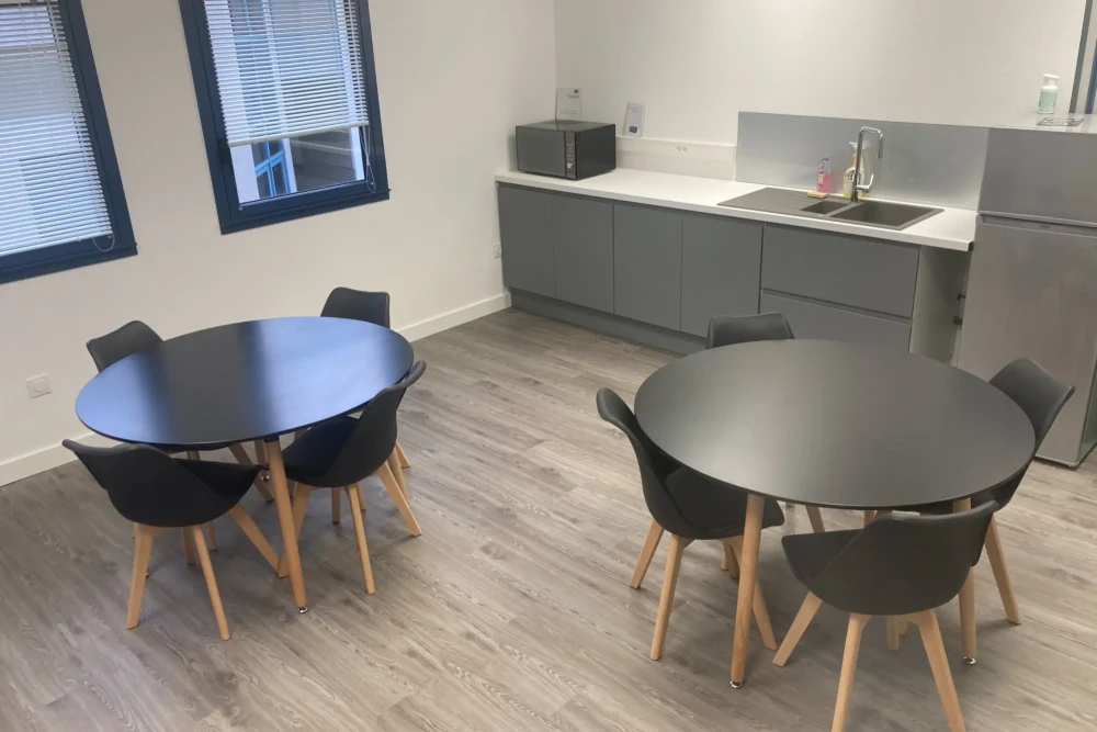 Bureau privé - 38070 - 1 poste - 370€