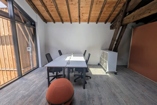 Open Space - 33000 - 4 postes - 215€