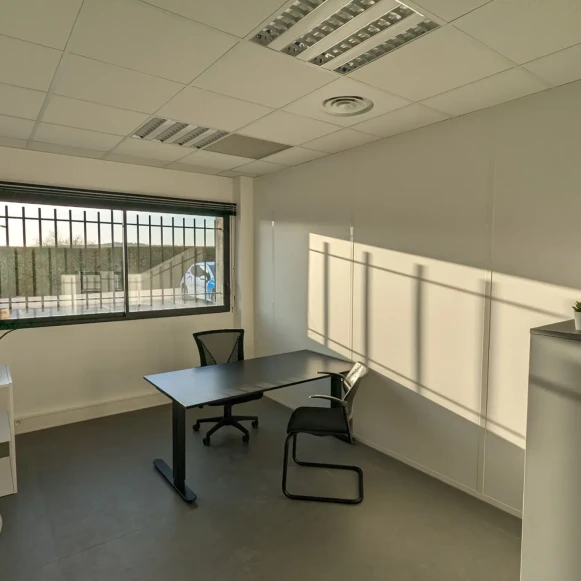 Bureau privé 15 m² 2 postes Location bureau Rue Topaze Éguilles 13510 - photo 1