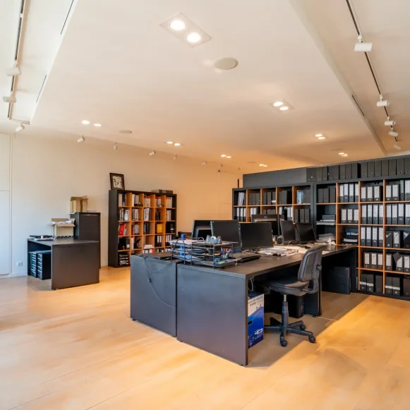 Espace indépendant 77 m² 10 postes Location bureau Rue du Faubourg Saint-Honoré Paris 75008 - photo 2