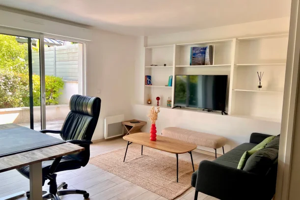 Open Space - 64200 - 5 postes - 200€