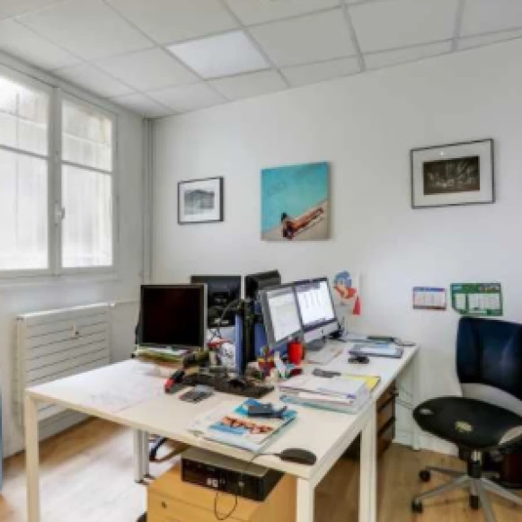 Bureau privé 12 m² 3 postes Location bureau Rue de Clichy Paris 75009 - photo 1