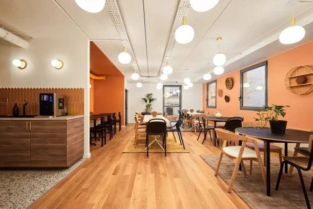 Open Space - 75010 - 1 poste - 350€