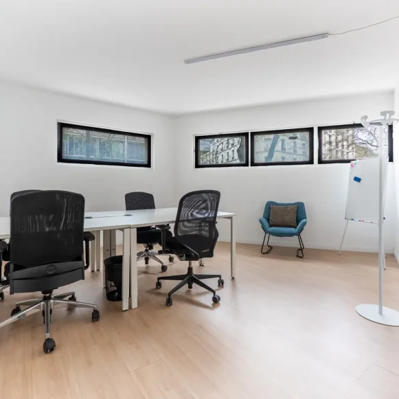 Bureau privé 22 m² 4 postes Coworking Avenue du Général Michel Bizot Paris 75012 - photo 1