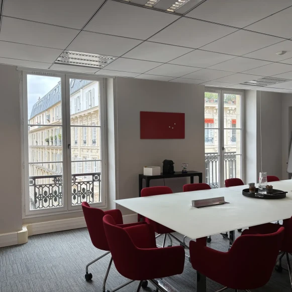Bureau privé 18 m² 4 postes Location bureau Rue Pasquier Paris 75008 - photo 8