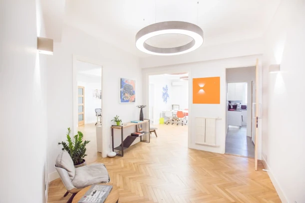 Open Space - 06000 - 8 postes - 280€