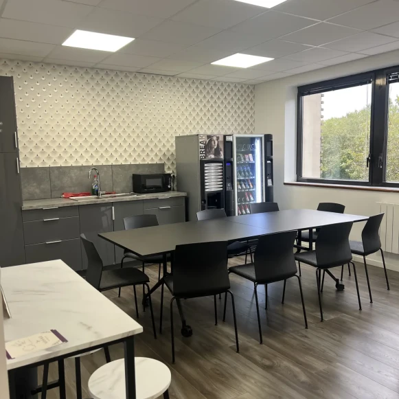 Bureau privé 18 m² 3 postes Location bureau Quai du Docteur Dervaux Asnières-sur-Seine 92600 - photo 4