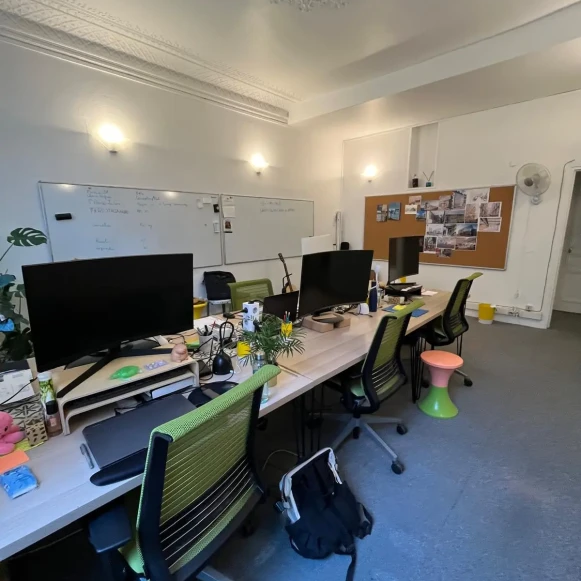 Bureau privé 25 m² 8 postes Coworking Rue du Helder Paris 75009 - photo 3