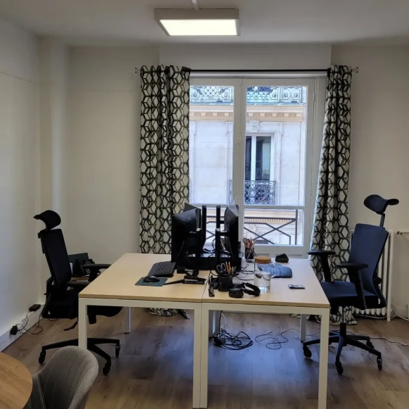 Bureau privé 19 m² 4 postes Location bureau Rue de Provence Paris 75008 - photo 4