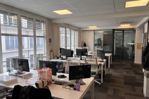 Open Space - 75008 - 6 postes - 390€